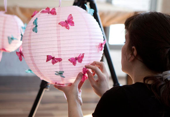 Globos de papel decorados con mariposas