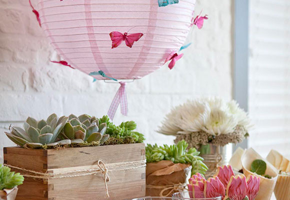 Globos de papel decorados con mariposas