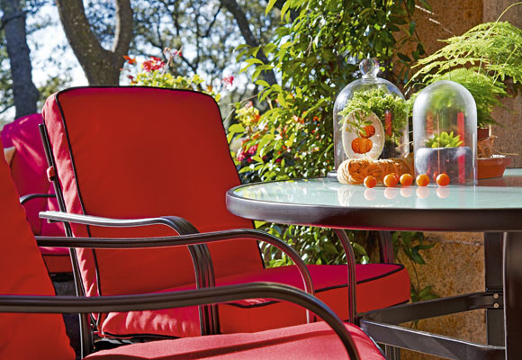 Muebles rojos en el jardín