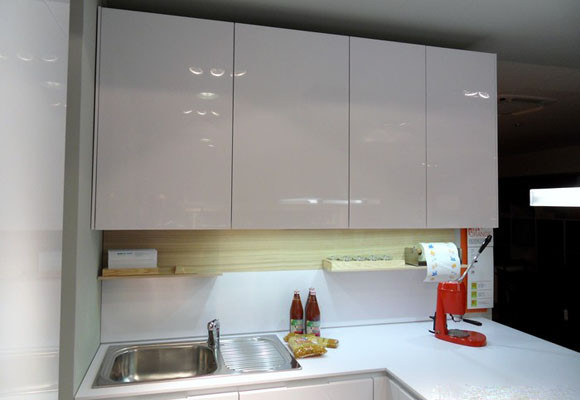 Una pequeña cocina.