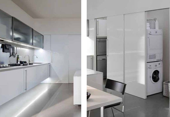 Tras las puertas correderas