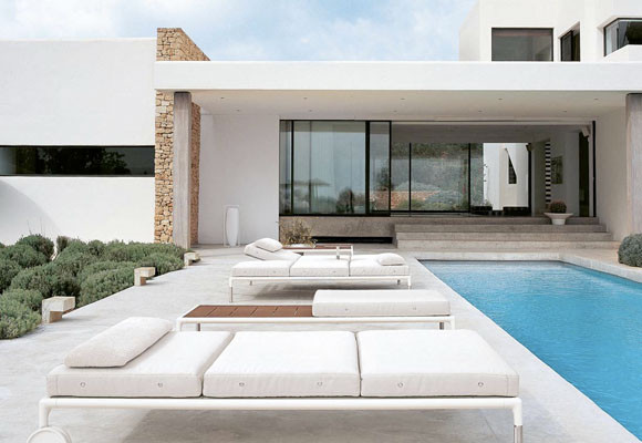 A la orilla de la piscina