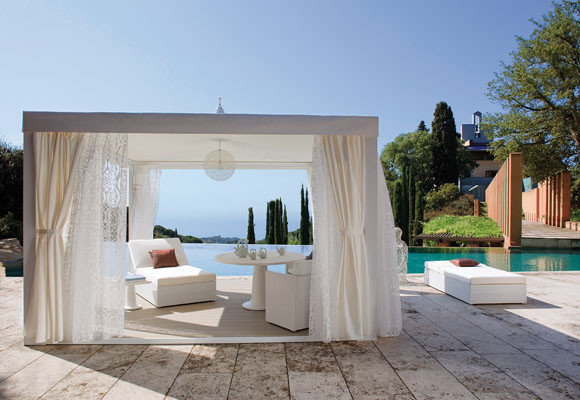 A la orilla de la piscina