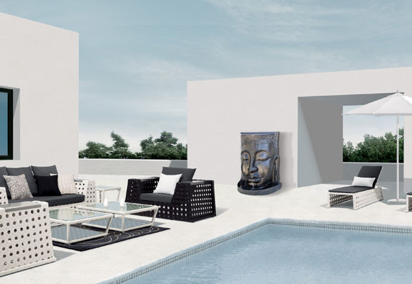 A la orilla de la piscina