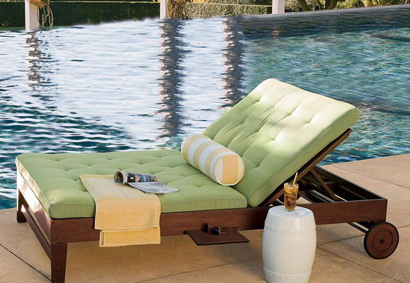 A la orilla de la piscina