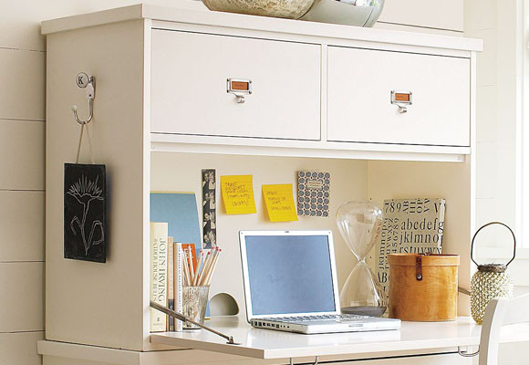 Un pequeño escritorio en el dormitorio