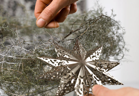 Una corona de alambre