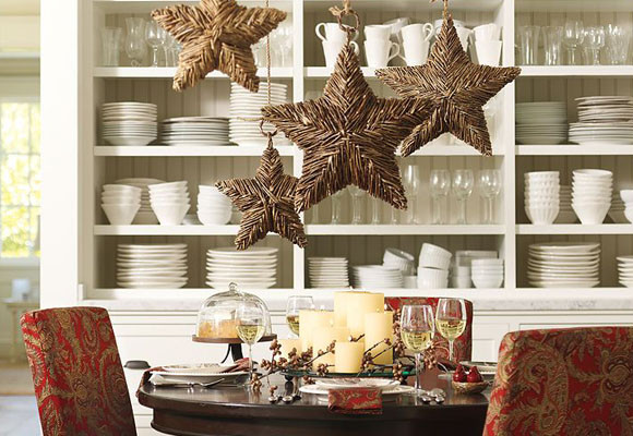 Adornos suspendidos sobre la mesa