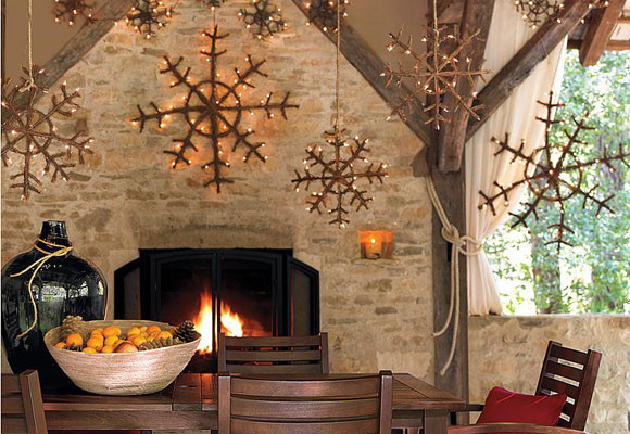 Adornos suspendidos sobre la mesa