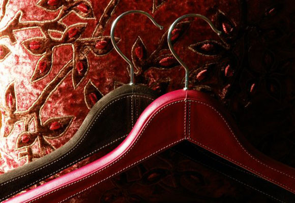 Complementos para el armario: perchas de piel