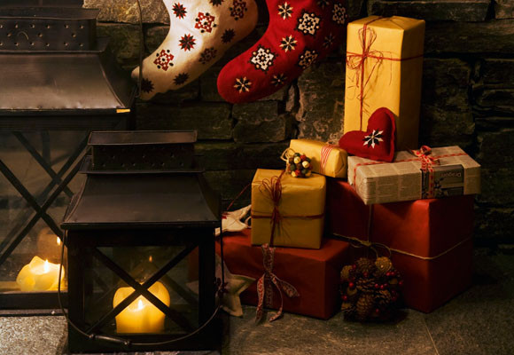 Recibir los regalos de los Reyes Magos 9 Los regalos junto a la chimenea