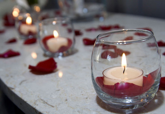 Pétalos y velas para indicar el camino