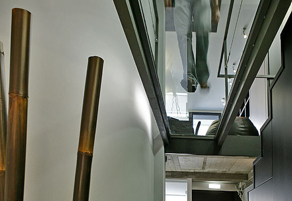 Pasarela transparente vista desde abajo