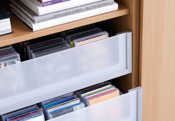 Equipamiento interior en el mueble del salón