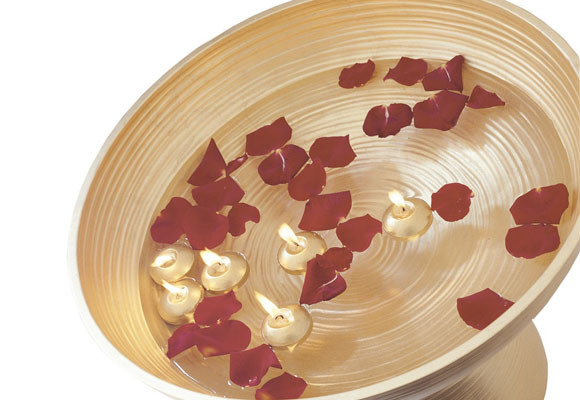 Velas y pétalos de rosa