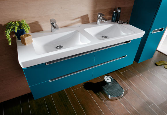 Un baño en azul petróleo