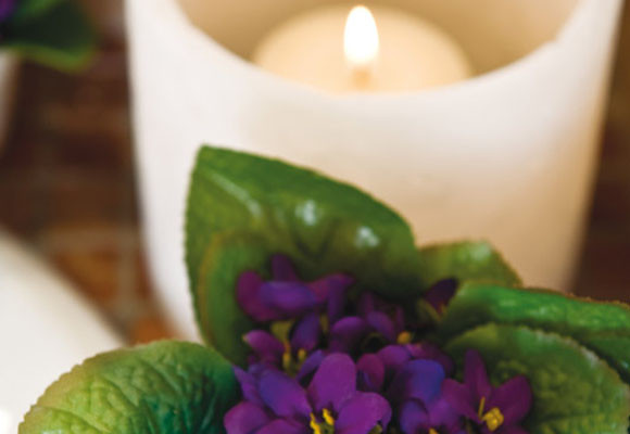 Un baño salpicado de lila 8 Flores y velas