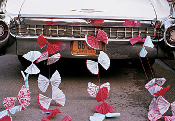 La decoración del coche de novios 12 lazos y pajaritas de papel