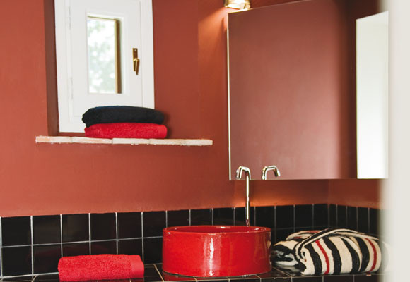 Un baño en blanco y rojo 