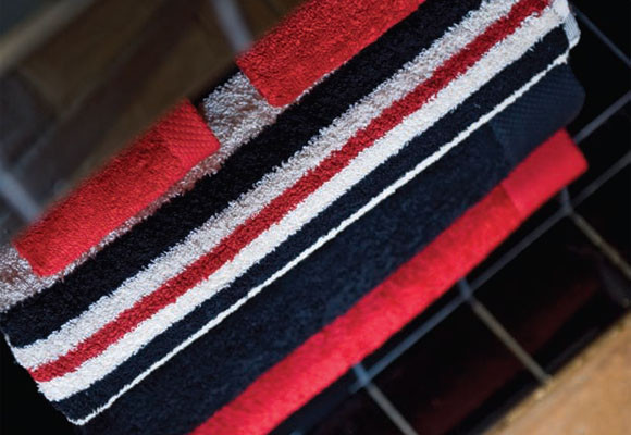 Un baño en blanco y rojo 