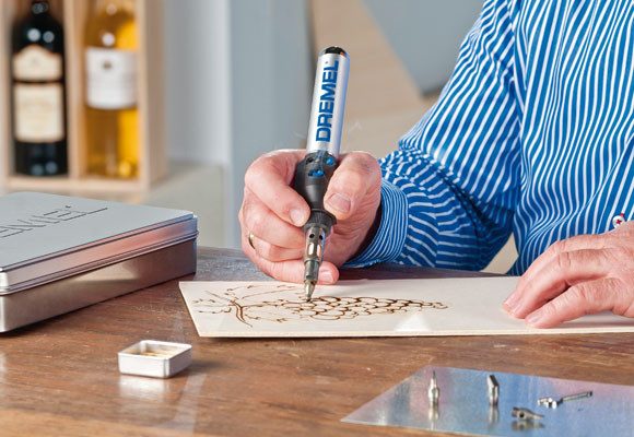 Grabar copas y etiquetar botellas de vino 