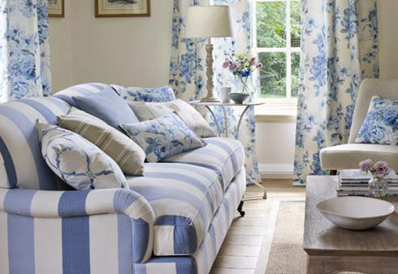 Telas, rayas y flores en un salón azul 