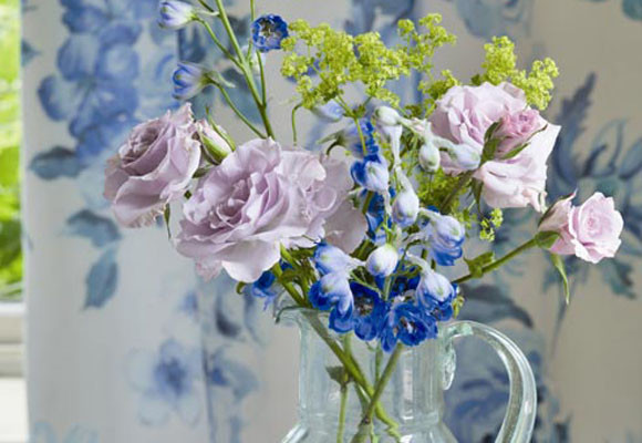 Telas, rayas y flores en un salón azul 