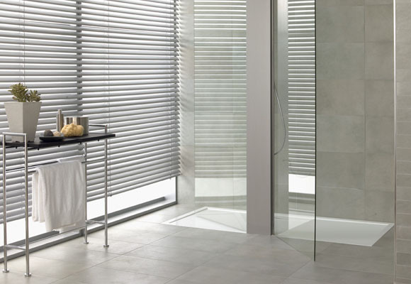 Squaro y Futurion, platos de ducha extraplanos 