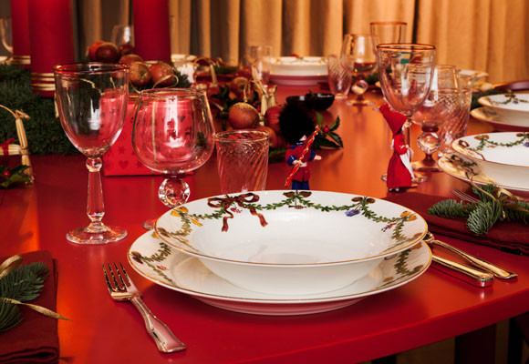 Navidad sobre una mesa roja y redonda 