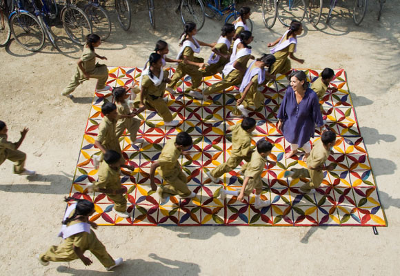 La alfombra Kala financia una escuela en la India 