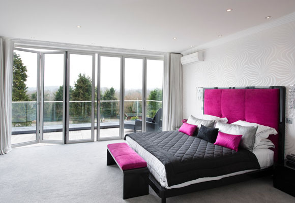 Un dormitorio en fucsia y negro