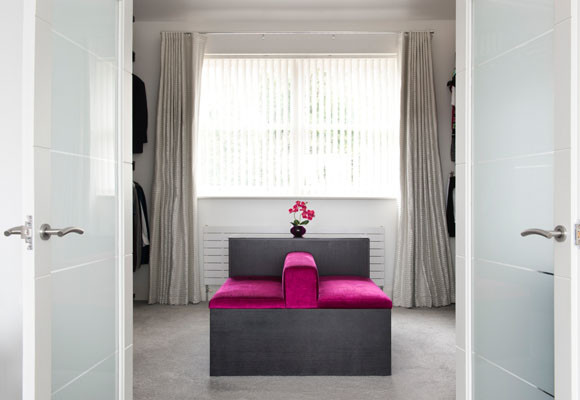 Un dormitorio en fucsia y negro