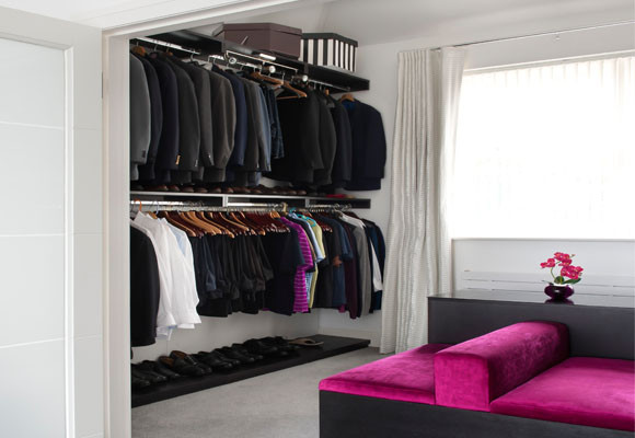 Un dormitorio en fucsia y negro