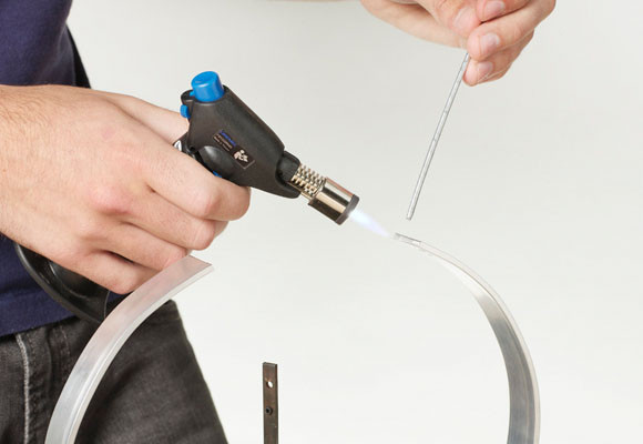 Una lámpara con cubiertos 