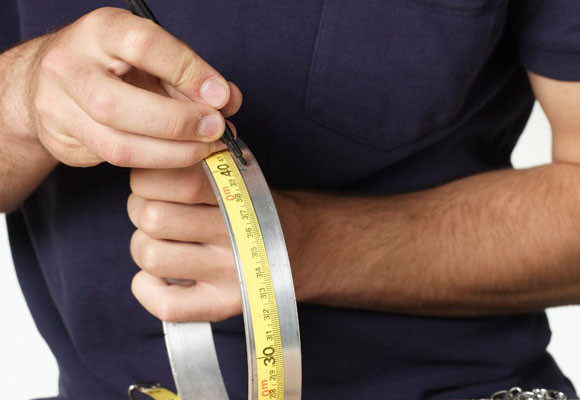 Una lámpara con cubiertos 