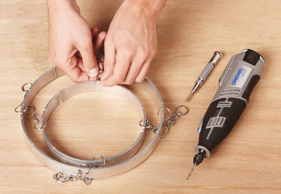 Una lámpara con cubiertos 