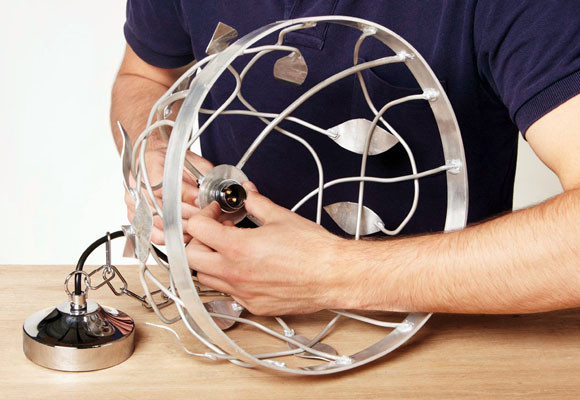 Una lámpara con cubiertos 