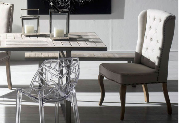 Un comedor con sillas diferentes 