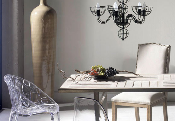 Un comedor con sillas diferentes 