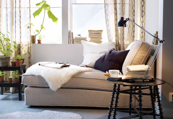 Un salón con varias zonas 