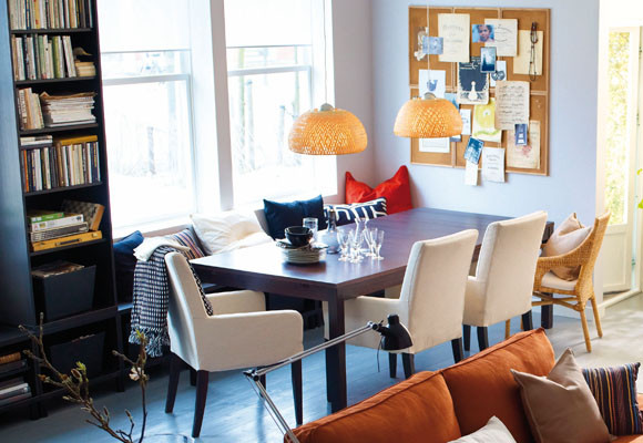 Un salón con varias zonas 