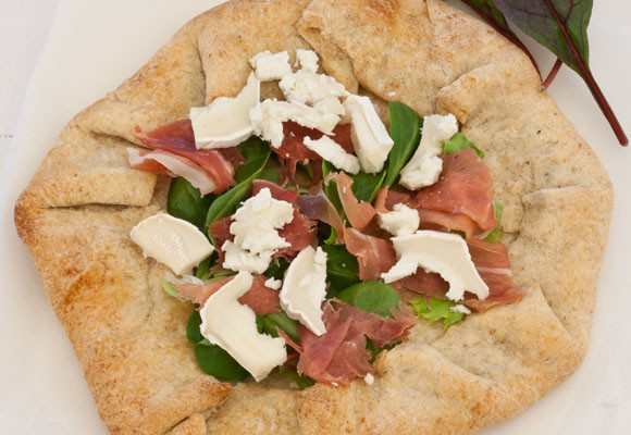 Galette integral de queso de cabra, rúcula y jamón