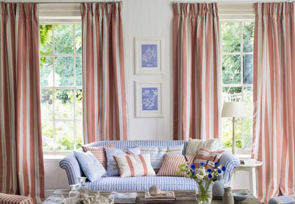 Un salón de rayas, azul y rojo 