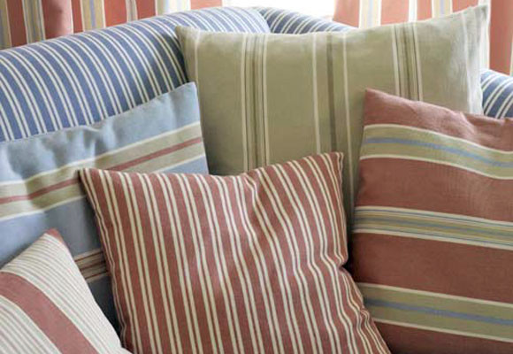 Un salón de rayas, azul y rojo 