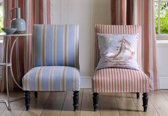 Un salón de rayas, azul y rojo 