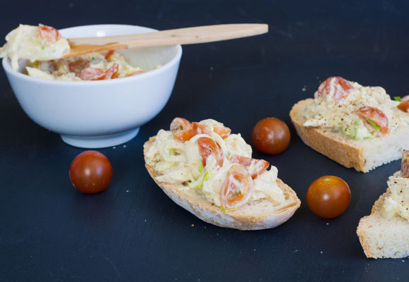 Sandwich de ensalada de pollo con salsa de mostaza 