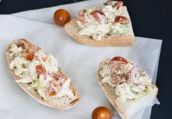 Sandwich de ensalada de pollo con salsa de mostaza 