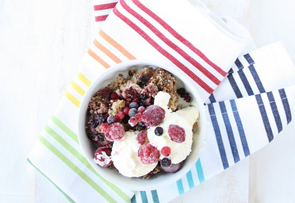 Crumblé de frutos rojos y helado mascarpone
