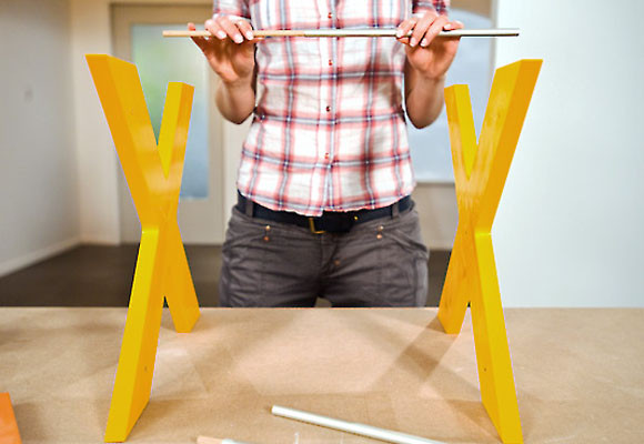 Un revistero en forma de X