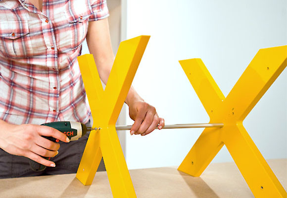 Un revistero en forma de X